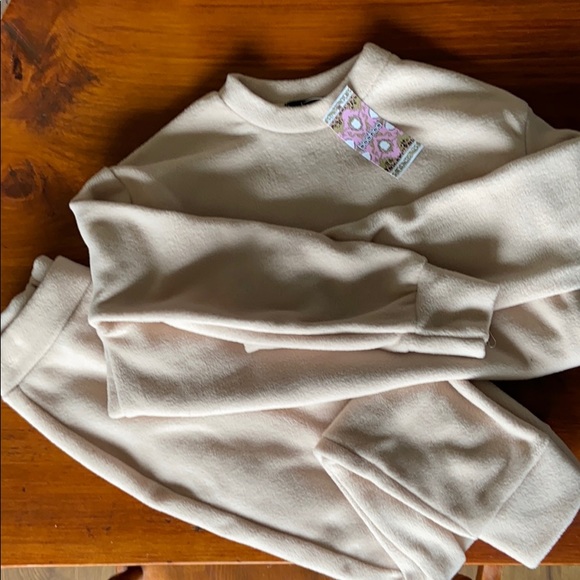 Boohoo two piece lounge set. Crewneck and jogger - Picture 2 of 4